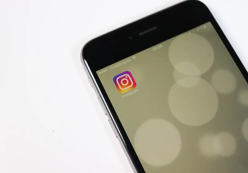 Eine Seite einer Social Media Strategie liegt auf einem grauen Hintergrund