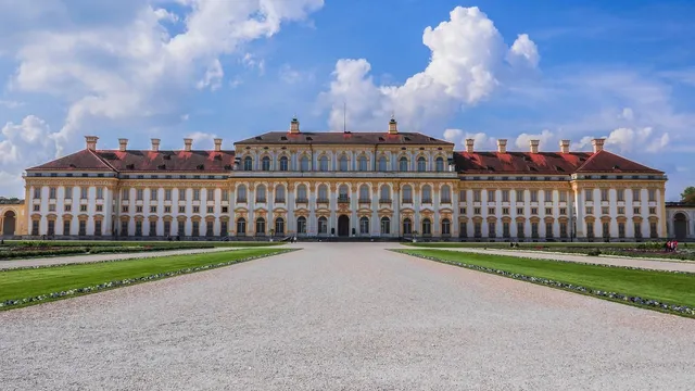 Eine gelbe Silhouette einer Landkarte, auf der die fünf größten bayerischen Städte eingezeichnet sind.